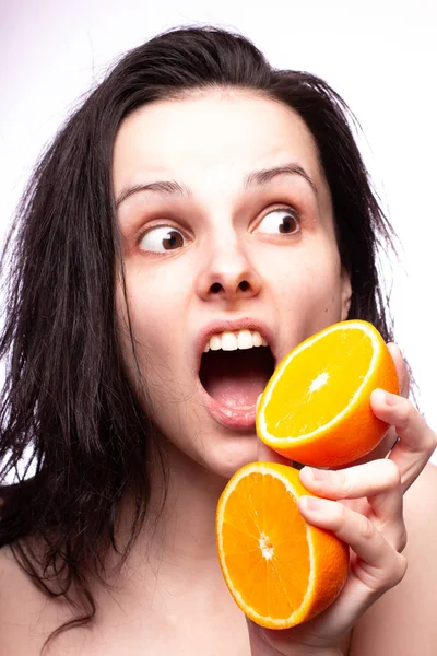 portakal ile güzel genç kız