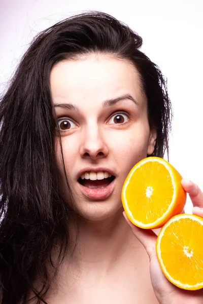 portakal ile güzel genç kız