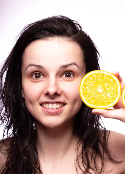 portakal ile güzel genç kız