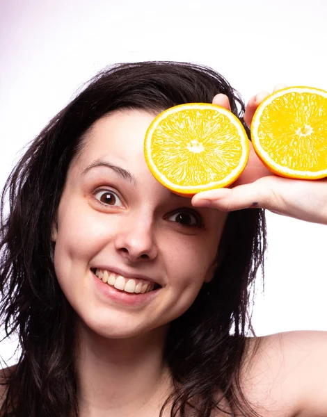 portakal ile güzel genç kız