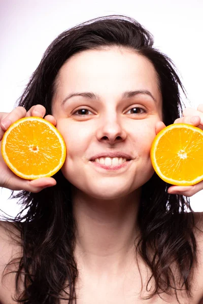 portakal ile güzel genç kız