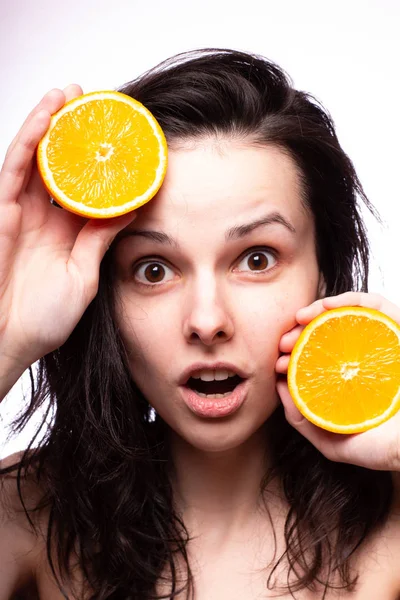 portakal ile güzel genç kız