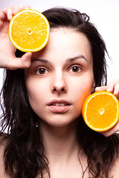 portakal ile güzel genç kız