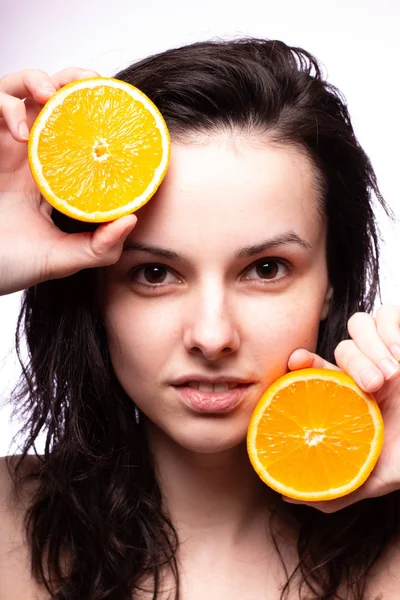 portakal ile güzel genç kız