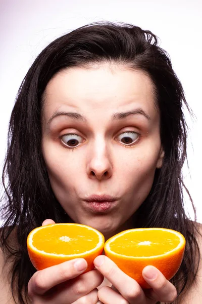 portakal ile güzel genç kız