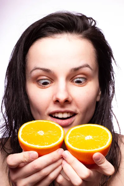 portakal ile güzel genç kız