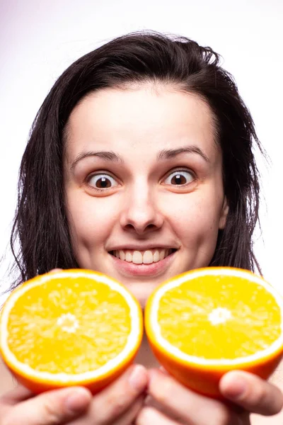 portakal ile güzel genç kız