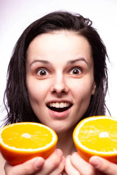 portakal ile güzel genç kız