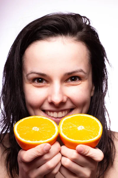 portakal ile güzel genç kız