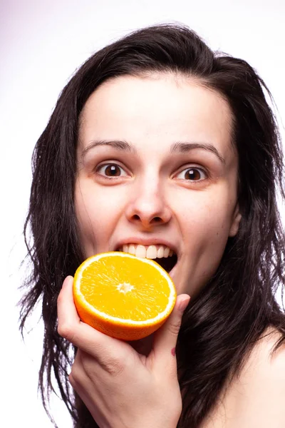 portakal ile güzel genç kız