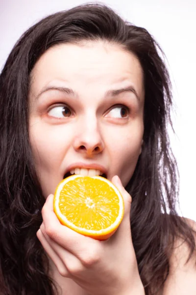 portakal ile güzel genç kız