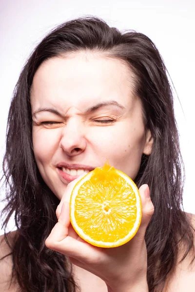 portakal ile güzel genç kız