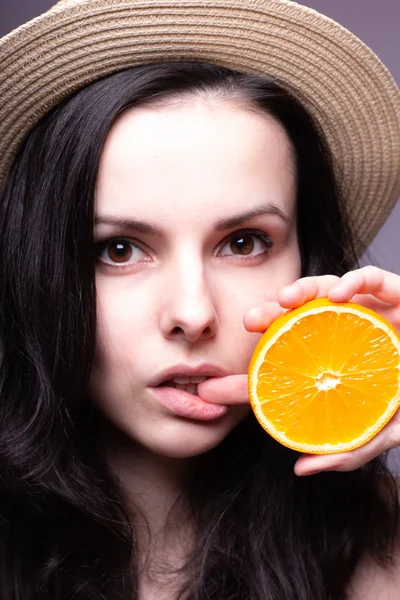 portakal ile güzel genç kız