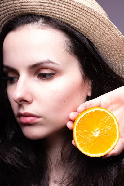 portakal ile güzel genç kız