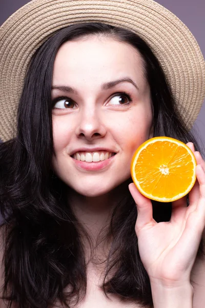 portakal ile güzel genç kız