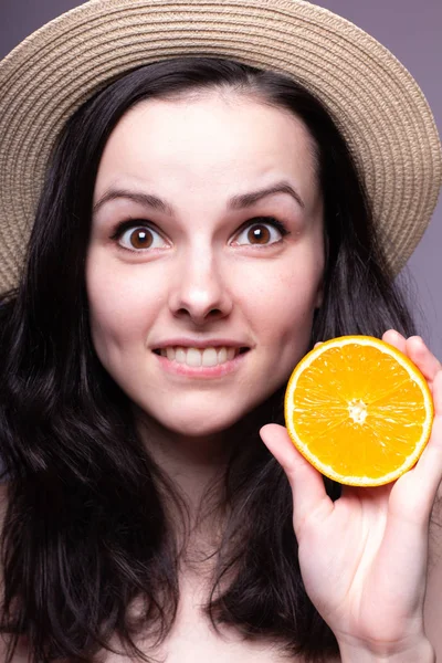 portakal ile güzel genç kız