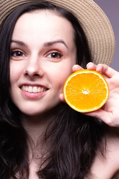 portakal ile güzel genç kız