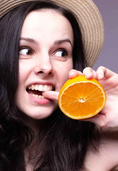 portakal ile güzel genç kız