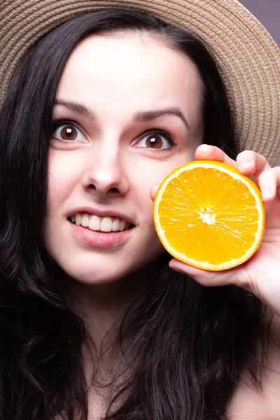 portakal ile güzel genç kız