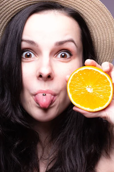 portakal ile güzel genç kız