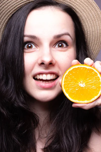 portakal ile güzel genç kız