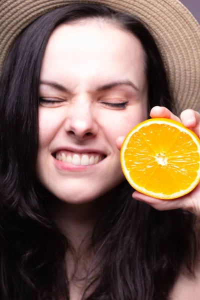 portakal, şapka ile güzel genç kız