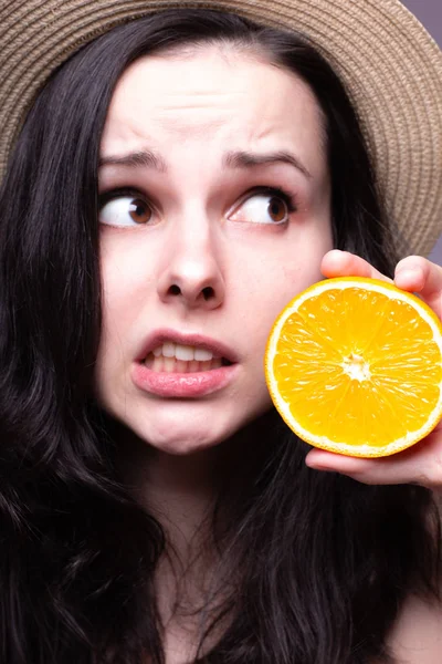 portakal ile güzel genç kız