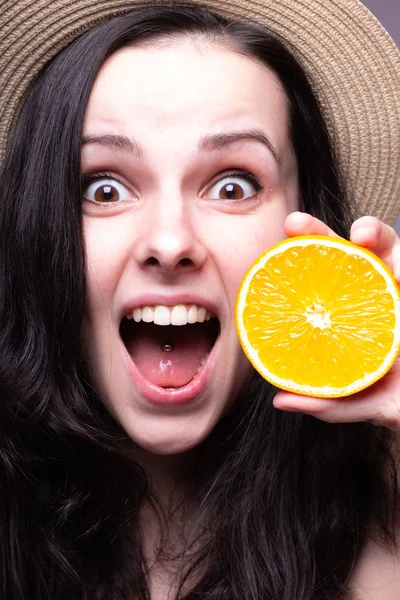 portakal ile güzel genç kız