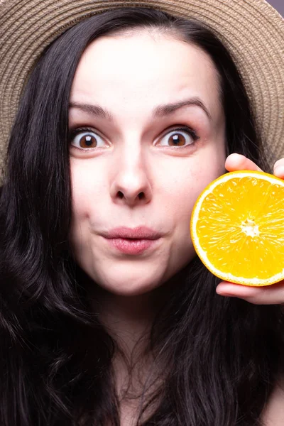 portakal ile güzel genç kız