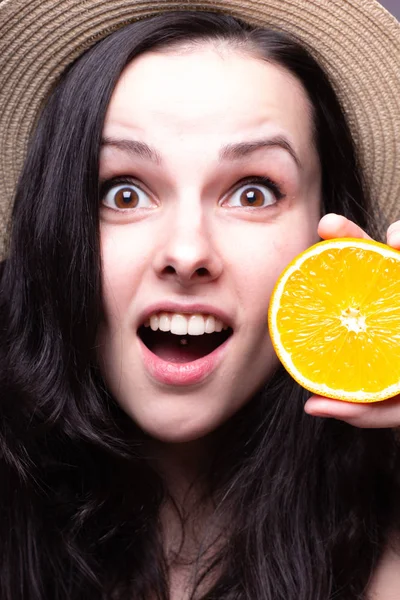 portakal ile güzel genç kız