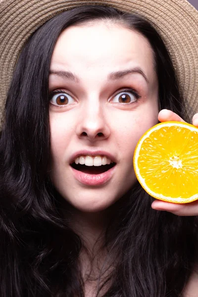 portakal ile güzel genç kız