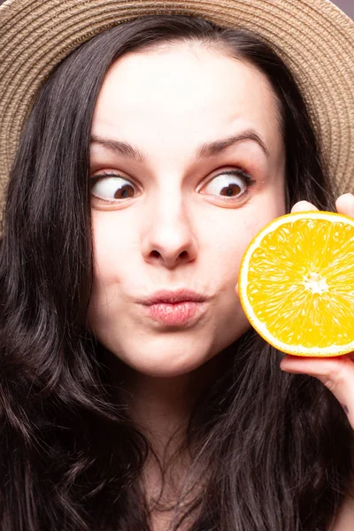 portakal ile güzel genç kız