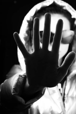 gözlüklü şık kız el durdurmak siyah beyaz portre