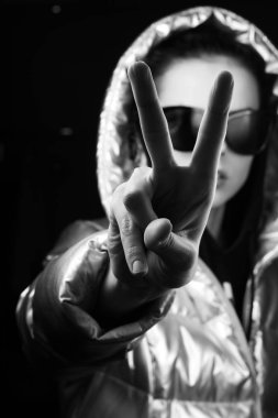 gözlük şık kız yo siyah beyaz portre gösterir