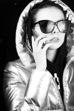 gözlük şık kız telefonda siyah beyaz portre konuşuyor
