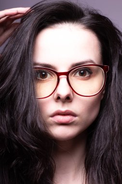 gözlük portre stüdyosu ile güzel kız