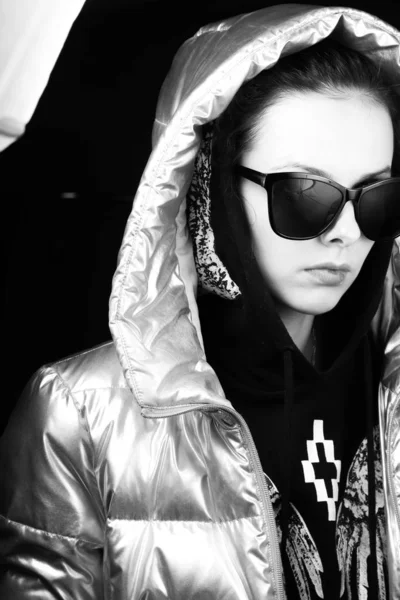 gözlük siyah ve beyaz şık genç kız