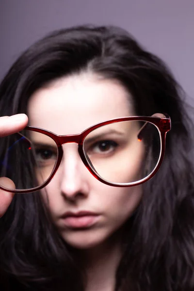 Vacker Flicka Med Glasögon Porträtt Studio — Stockfoto