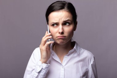 beyaz gömlekli kız telefonda iletişim kuruyor