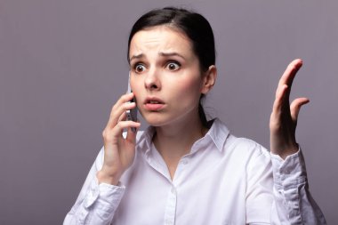 beyaz gömlekli kız telefonda iletişim kuruyor