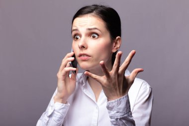 beyaz gömlekli kız telefonda iletişim kuruyor