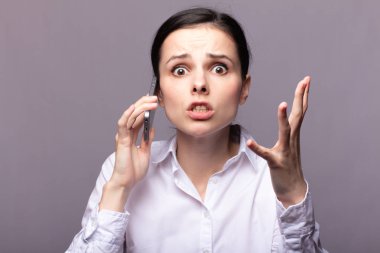 beyaz gömlekli kız telefonda iletişim kuruyor