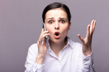 beyaz gömlekli kız telefonda iletişim kuruyor