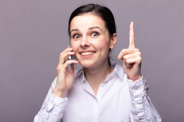 beyaz gömlekli kız telefonda iletişim kuruyor