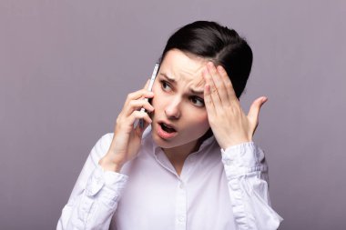 beyaz gömlekli kız telefonda iletişim kuruyor