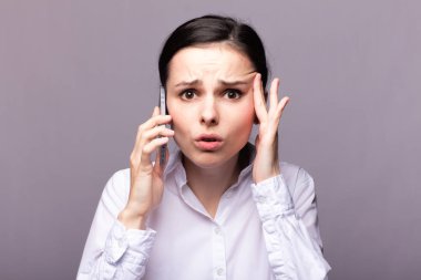 beyaz gömlekli kız telefonda iletişim kuruyor