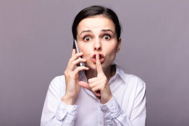 beyaz gömlekli kız telefonda iletişim kuruyor