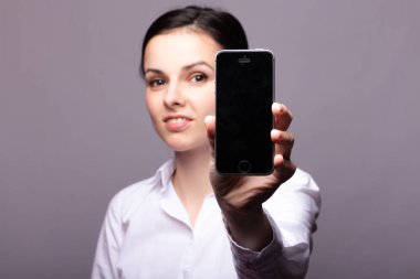 beyaz gömlekli kız telefonda iletişim kuruyor