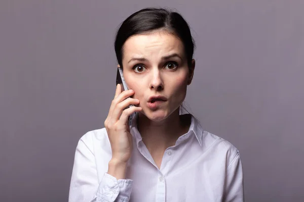 Chica Una Camisa Blanca Comunica Por Teléfono —  Fotos de Stock