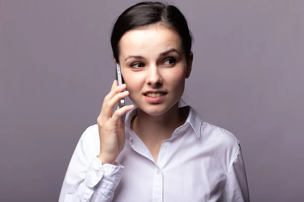 Menina Uma Camisa Branca Comunica Telefone — Fotografia de Stock